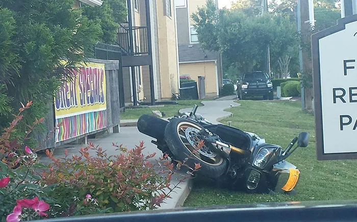 Este tipo siempre estacionaba su motocicleta en la acera, bloqueando el paso para las sillas de ruedas. Creo que alguien finalmente se hartó