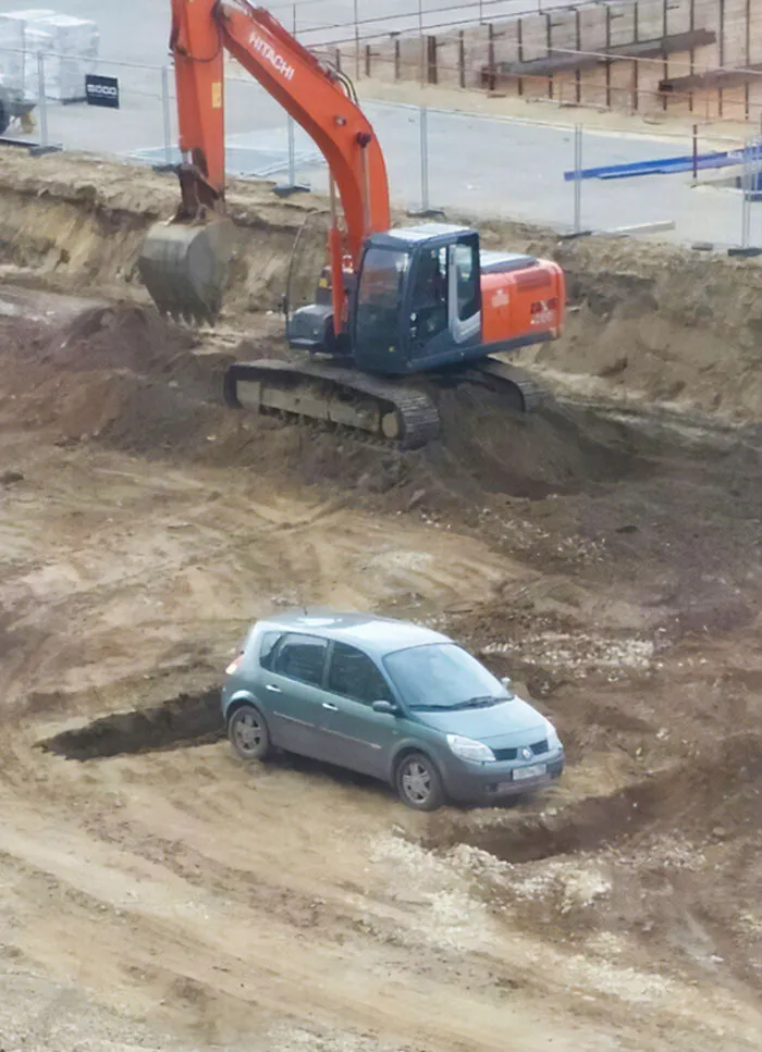 Están construyendo una carretera al lado de la casa de mi amigo y un idiota estacionó su auto allí ayer.