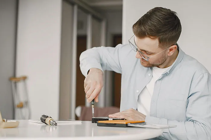 “How To Use And Repair Everything”: 40 Skills That Help People Thrive In Tough Times