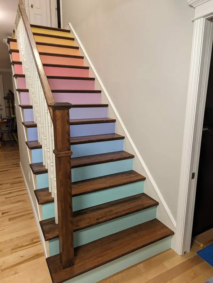Me acabo de comprar una casa, todas las paredes son beige/gris, y no lo aguanto, lo 1º que he hecho es pintar así las escaleras