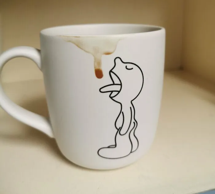 Estuve un buen rato intentando limpiar la mancha de esta taza hasta que vi que era parte del diseño