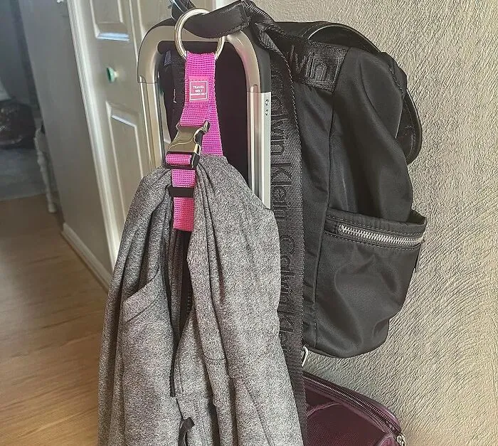 Never Lose Your Jacket (Or Your Patience) Again: <a Style="Display:inline;" Href="Https://Www.amazon.com/Luggage-Gripper-Baggage-Suitcase-Accessories/Dp/B06xrd3vwn?ie=utf8&th=1&linkcode=ll1&tag=bpemu-20&linkid=51bc412af19d4530bfca7997fc822f1d&language=en_us&ref_=as_li_ss_tl" Target="_blank"><span Style="Font: Inherit; Color: #d74b1f;"> Luggage Strap Jacket Gripper</Span> To The Rescue