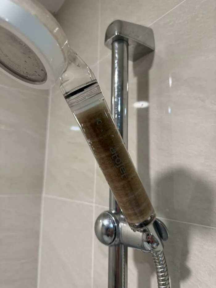 La alcachofa de la ducha de nuestro Airbnb en Vietnam tiene un filtro de agua incorporado