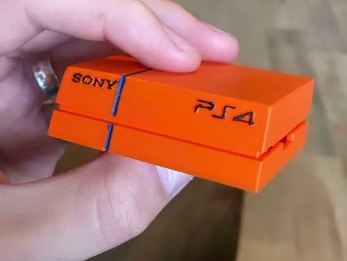 El hermano de 10 años de mi esposa recibió una impresora 3D para Navidad. Bromeé diciendo que podía construirme una PlayStation. Todos los días le he estado preguntando cuándo estaría lista. Hoy me trajo esto. El mejor regalo de todos los tiempos