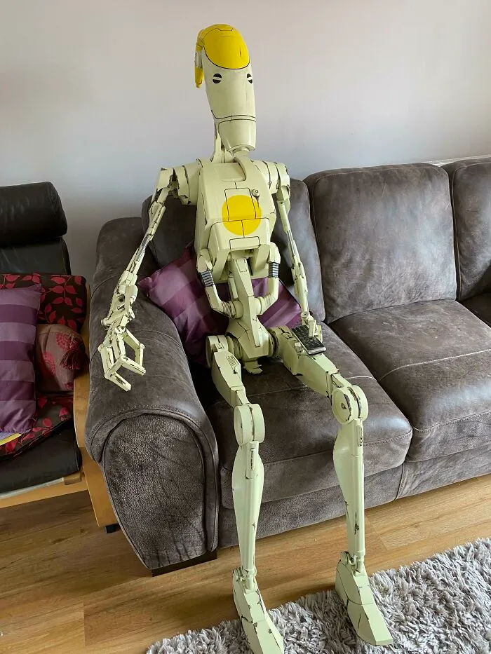 Mi hijo y yo imprimimos en 3D un droide de combate de tamaño real. Resultó que era bastante grande