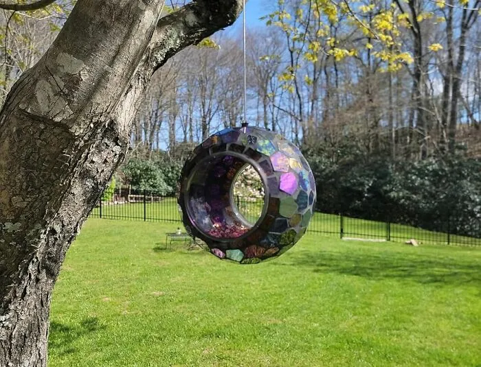 This <a Style="Display:inline;" Href="Https://Www.amazon.com/Sunnydaze-Outdoor-Through-Feeder-Hanging/Dp/B071dfk2kg?ie=utf8&th=1&linkcode=ll1&tag=bpoctopus-20&linkid=ae03e56705294e9b6dd01c06fa6c6609&language=en_us&ref_=as_li_ss_tl" Target="_blank"><span Style="Font: Inherit; Color: #d74b1f;"> Glass Mosaic Hanging Bird Feeder</Span> Is The Dazzling Diner Your Feathered Friends Deserve