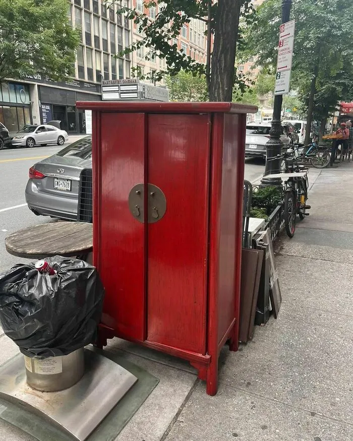 One Man’s Trash, Another’s Jackpot: 35 Wild Stooping Discoveries In New York (New Pics)