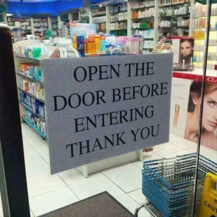 Abra la puerta antes de entrar, gracias