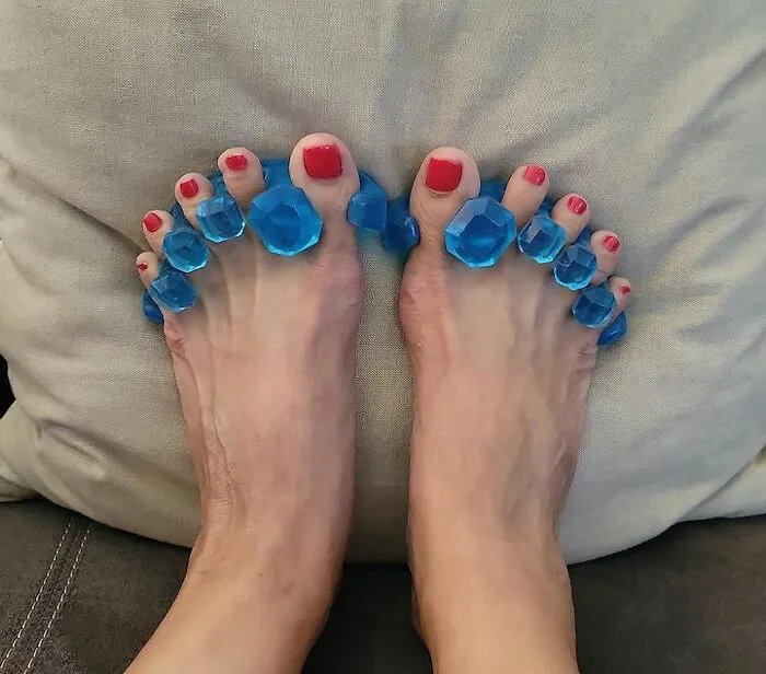 These <a Style="Display:inline;" Href="Https://Www.amazon.com/Yogatoes-Gems-Stretcher-Separator-Americas/Dp/B004he94se?ie=utf8&linkcode=ll1&tag=bparmadillo-20&linkid=5074e995729bc7e6a8bbc37eea41c59b&language=en_us&ref_=as_li_ss_tl"_blank"><span Style="Font: Inherit; Color: #d74b1f;"> Gel Toe Stretchers & Separators</Span> Are Like A Yoga Class For Your Toes, Giving Them A Much-Needed Stretch And Realignment After Being Cramped In Shoes All Day