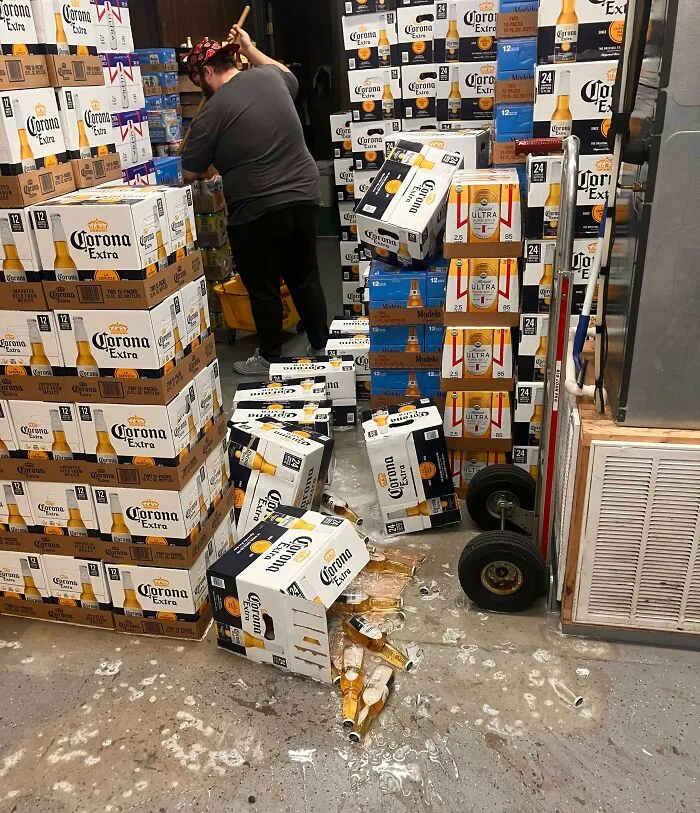 Al parecer, nuestros repartidores no saben apilar cajas sin que se caigan