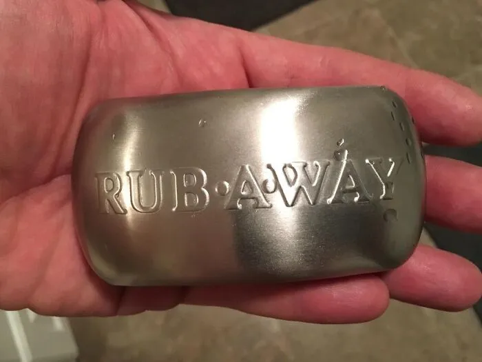 Forget About Smelly Hands! This <a Style="Display:inline;" Href=" Https://Www.amazon.com/Amco-8402-Stainless-Steel-Absorber/Dp/B000f8jujy?ie=utf8&th=1&linkcode=ll1&tag=bpcobra-20&linkid=f320415603de43a3cd8f5f688fd44bc3&language=en_us&ref_=as_li_ss_tl" Target="_blank"><span Style="Font: Inherit; Color: #d74b1f;"> Rub-A-Way Bar</Span> Is The Magic Trick That Banishes Lingering Odors Like A Culinary Houdini