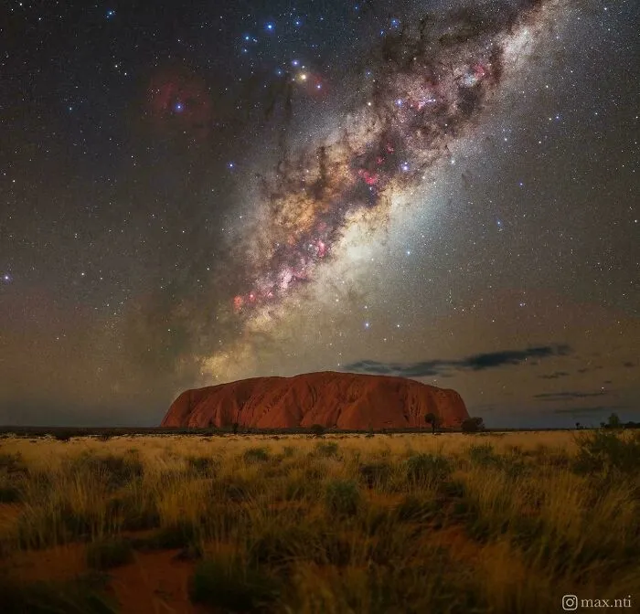 La Vía láctea sobre Uluru