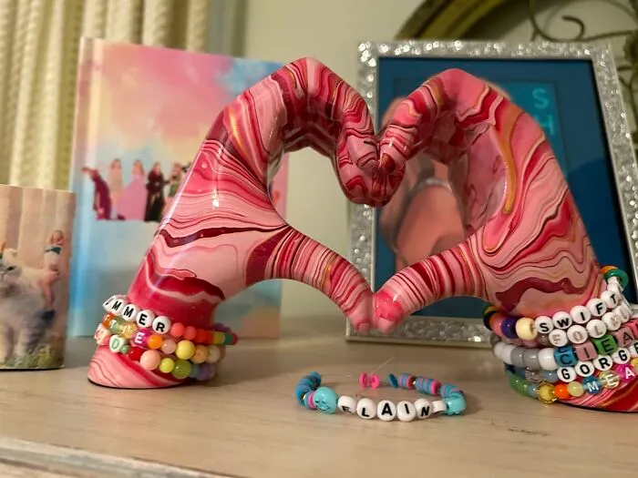 This <a Style="Display:inline;" Href=" Https://Www.amazon.com/Fuwa9pan-Sculpture-Aesthetic-Apartment-Bookshelf/Dp/B0cg6njtz2?crid=22raqk6zvseey&dib=eyj2ijoimsj9.volr9rnb0g7yo-Enthm9hvai5d-For9ep9msvazoc5hcwj4zmy7rxjkjtace-Fk3e_9b5sloofbskepdpvl_ujfkfmc2hprnksb1a7m-L2kcgha4je_uremwuttzmyklna2dax2plbntfrskraxgsaz6sksr9kov3gfsxllkadqx5l5bgjihy0v4l9eqbqt_04kg81mojzmqhpmcotsyifid_o12cg7_utodl1xgqlqj0gljadduxxgfrzvh1oobhcmmfqhcx8xd-S_rqrmiejap7ihgq2p37r4xvf0yq2c.qbzjzmpaouuk2zcqzs-B2vvzouk0dtuhdwdqakhf9io&dib_tag=se&keywords=taylor%2bswift%2bmerch&qid=1721806039&sprefix=taylor%2bswift%2b%2caps%2c889&sr=8-5&th=1&linkcode=ll1&tag=bpwasp-20&linkid=e51fb7e7fb4919c939391b8af66bb40e&language=en_us&ref_=as_li_ss_tl " Target="_blank"><span Style="Font: Inherit; Color: #d74b1f;"> Heart Hand Sculpture</Span> Is The Only Acceptable Place To Display Your Friendship Bracelet Haul
