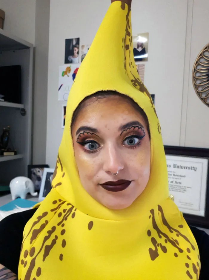 Soy la única persona en toda mi oficina de 30 personas que se disfrazó hoy, y estoy en un traje de plátano de cuerpo entero.