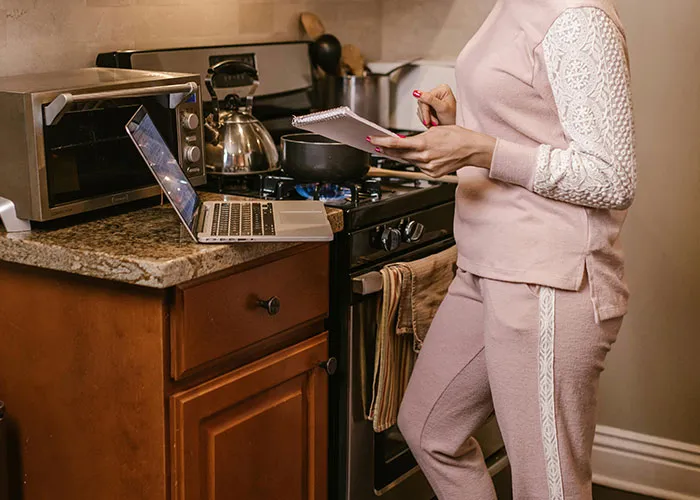 “The Work Is Never Done”: 30 Traditional Wives From the 20th Century Share Their Real Experiences