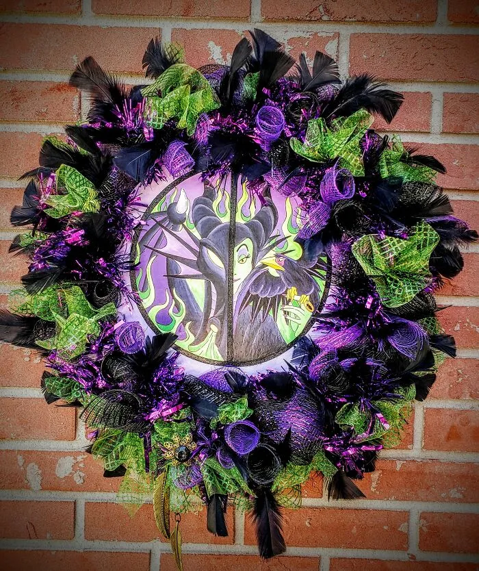 I Made Villains Wreaths With Hand-Painted Poison Apples, Ursula, Maleficent, And The Evil Queen (16 Pics)