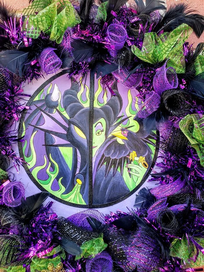 I Made Villains Wreaths With Hand-Painted Poison Apples, Ursula, Maleficent, And The Evil Queen (16 Pics)