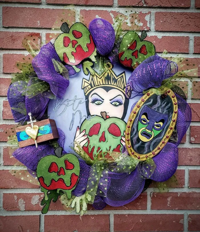 I Made Villains Wreaths With Hand-Painted Poison Apples, Ursula, Maleficent, And The Evil Queen (16 Pics)
