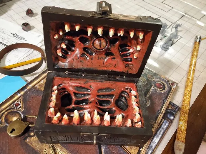 <a Style="Display:inline;" Href="Https://Www.amazon.com/Conjurer-Storage-Lockable-Dungeons-Polyhedral/Dp/B088hbxybc?crid=3geaodnz7o1t&dib=eyj2ijoimsj9.qldrmjiqytm7bzff7yjvqtw9682a6utv2s7dcd2zzuq0ppvo-8owlnzzf32ovgtvqi1illl0xkwhsapbic98hkwxgtb4tg0-F-8xousujmyu8i6irxsa7m3wwmpdebcvehnoxw1u78jiq0wv3gwotmctbj8iejjze0kect27nvtp89qhg09csge_1ahvlxmwyjmdas5gh6gjykzb63-Uzf6ft61wggyncgpsosv3kpf5qggmihzd-D6sbmvimejys5jguhhmkoopxe1kd-Kxbk_nmjfckrls1gay-D5y6zw.x7g4_4txya2bctlxsudkrpudrvldzge2rlao44-Nj3m&dib_tag=se&keywords=geek%2bgifts&qid=1719928390&sprefix=geek%2bgifts%2caps%2c194&sr=8-27&th=1&linkcode=ll1&tag=bpcamel-20&linkid=56aead87ce98fc0c5c4cae6cdf256fb2&language=en_us&ref_=as_li_ss_tl" Target="_blank"><span Style="Font: Inherit; Color: #d74b1f;"> Galdor's Guild Mimic Dice Chest</Span>: Because Your Dice Deserve A Home As Epic As Your Adventures