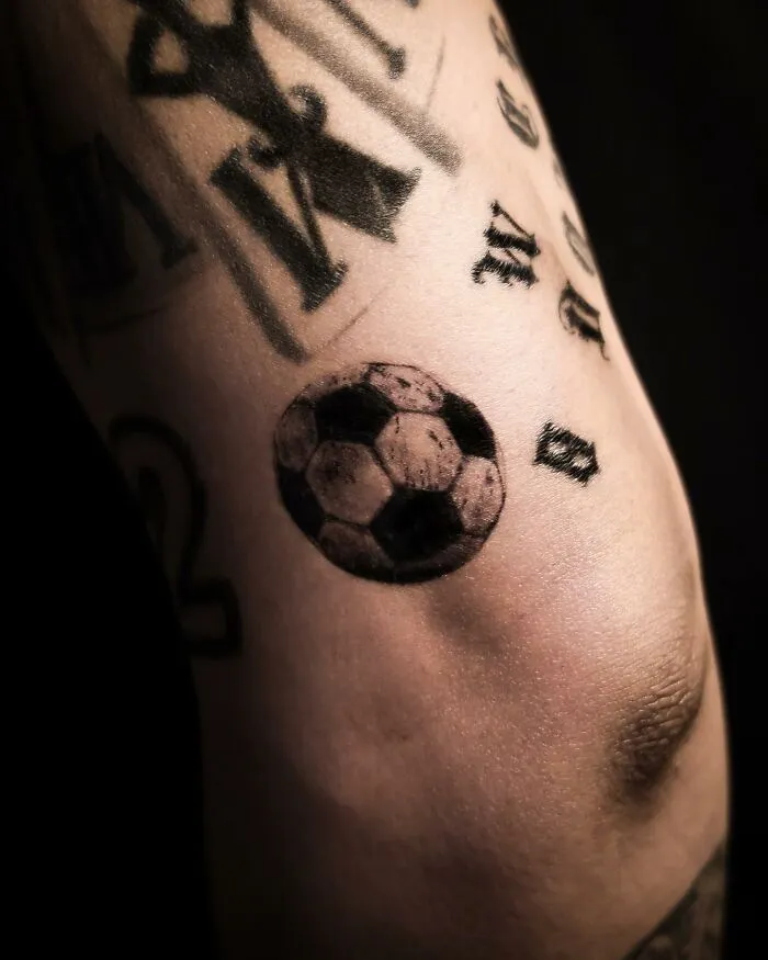 This Artist's Hyperrealistic Tattoos Look Like Photographs (17 Pics)