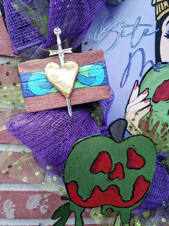 I Made Villains Wreaths With Hand-Painted Poison Apples, Ursula, Maleficent, And The Evil Queen (16 Pics)