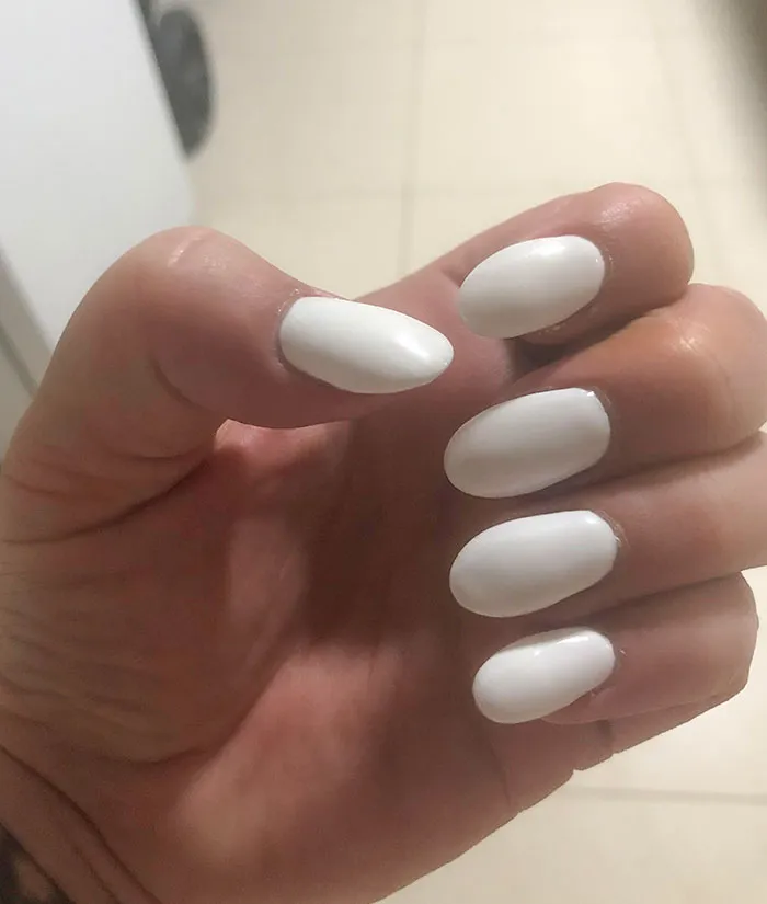 La primera vez que me hacen uñas acrílicas, son... bulbosas