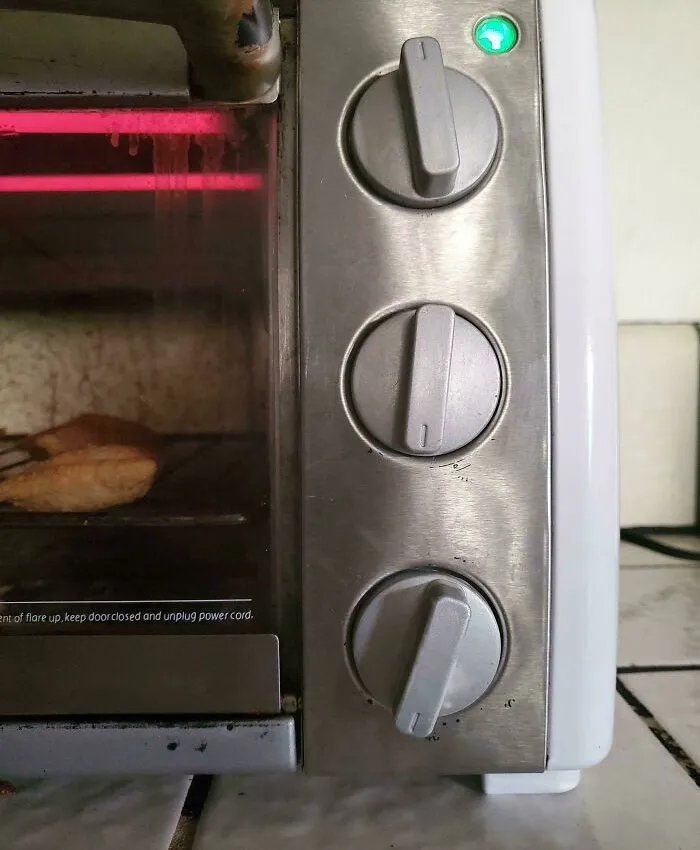 El nuevo compañero ha limpiado el microondas y se han borrado todas las indicaciones