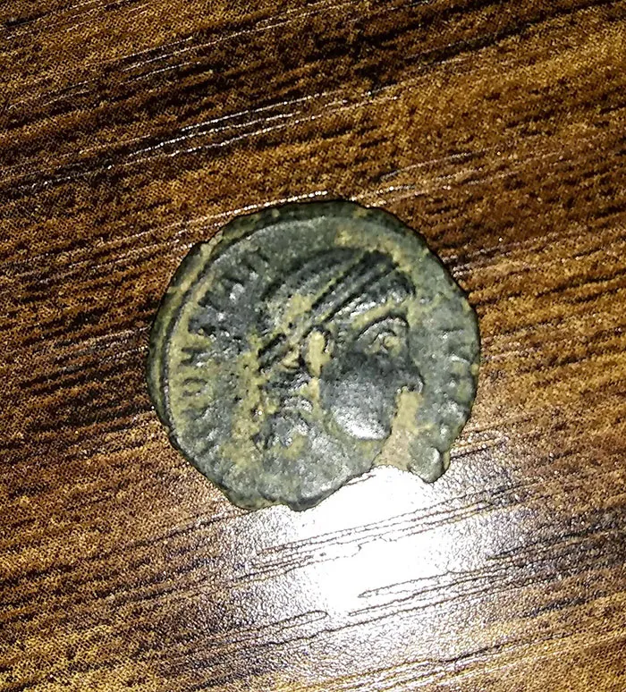 He encontrado una moneda romana mientras paseaba