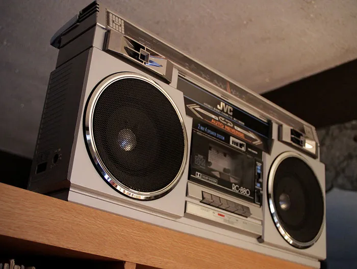 “NO Ads”: 30 Nearly Obsolete Items People Prefer Over Modern Alternatives
