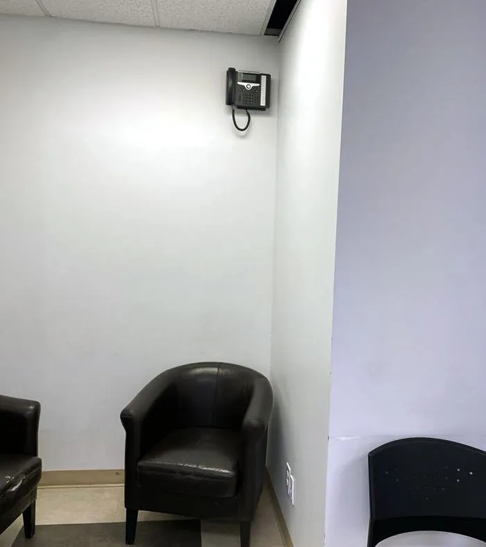 Teléfono colocado de forma extraña en una sala de espera