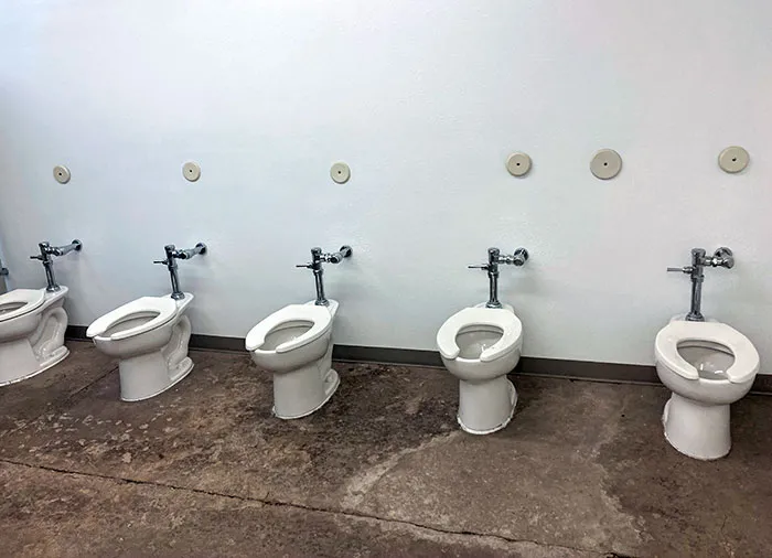 Mi hermana y yo fuimos al baño durante el partido de softbol de mi otra hermana y vimos esto