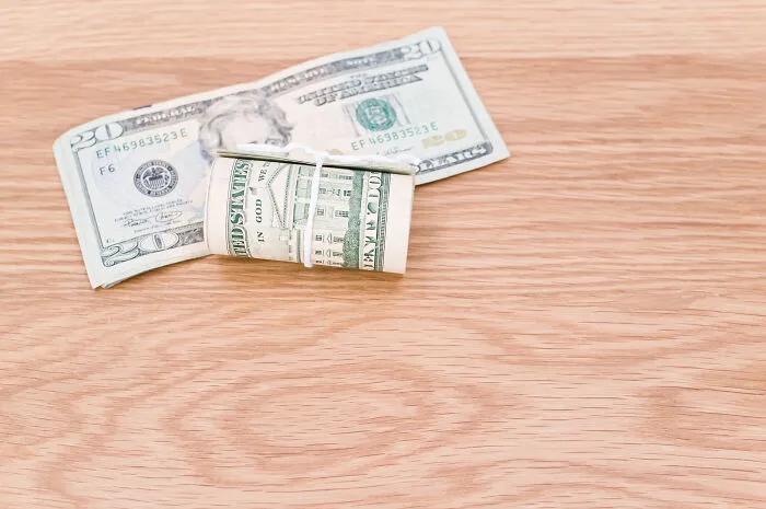 30 Signs That Scream Someone Grew Up Rich, As Pointed Out By Folks Online