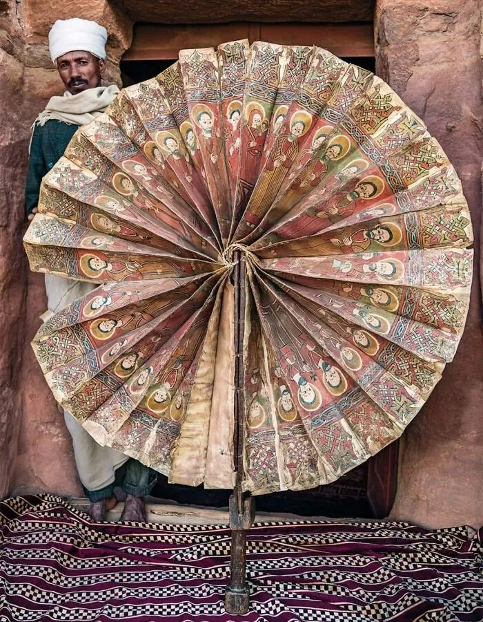 Abanico ceremonial del siglo XV de la iglesia de Abuna Abraham Debre Tsion, región de Tigray, Etiopía
