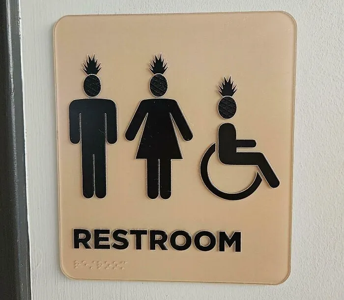 Cartel del retrete en un restaurante de temática hawaiana