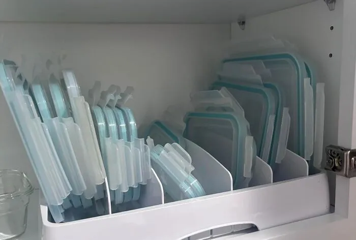 Stop Doing The Tupperware Shuffle Every Time You Open The Cabinet Thanks To This Genius <a Style="Display:inline;" Href="Https://Www.amazon.com/Youcopia-Storalid-Container-Organizer-Adjustable/Dp/B092dyrv1j?ie=utf8&linkcode=ll1&tag=bpgoat-20&linkid=1f2bcf2be013b52f47871fad103bbeed&language=en_us&ref_=as_li_ss_tl" Target="_blank"><span Style="Font:inherit;color:#d74b1f;"> Lid Organizer</Span> 