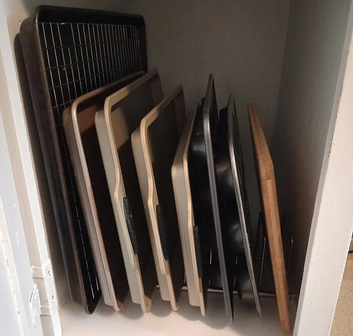 Tired of wrestling with a stack of oven trays? Repurpose a plate rack into a handy <a style="display:inline;" href="https://www.amazon.com/Dish-Drying-Rack-Kitchen-Organizer-Drainer/dp/B0019HQH32?crid=CDFXUTID4CS7&dib=eyJ2IjoiMSJ9.nathhoaGcgLNzzCKp_2JqZnnzRQ2KCZAwbKneJOT372DJYuvXB4pMwscqRaOuRSSX4kqMsva4mdMaa_WYHOhlu-kRvaQHUyWdO27iRaWz93HwPZidZygKsIxEARw_VpOThDF4swDttBTc1FfqZOkHeqGlNLqn4dpxV2BIyLa2wscBZAQbHKzkBz2uxz3NfpMGawknBNtz1fuKWQYCSwgLjqakfAbVKyUIYtIC-JiGIH_s-Jrd6KWS5xLaNfioA11Vfvhtt5Az1cmDaCrPqEQeiUAOSWKo16g1lekmM2o8KE.IUCbhblEkq3UpdNq1bGRkaLJ-6p-vbWyYhV2qKvl8Zo&dib_tag=se&keywords=plate%2Brack&qid=1723184821&sprefix=plate%2Brack%2Bfor%2Caps%2C672&sr=8-5&th=1&linkCode=ll1&tag=bpcamel-20&linkId=efdcfb959ce7a4aced8cf00d6fd10018&language=en_US&ref_=as_li_ss_tl " target="_blank"><span style="font: inherit; color: #d74b1f;">sheet pan organiser</span>! This simple solution keeps your baking sheets, cookie sheets, and roasting pans neatly organized and easily accessible. No more clanging and clattering!
