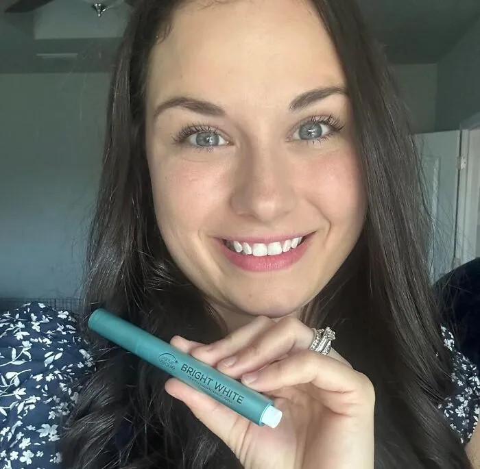 The <a Style="Display:inline;" Href="Https://Www.amazon.com/Venus-Visage-Effective%ef%bc%86painless-Sensitivity-Travel-Friendly/Dp/B082x2gsgj?ie=utf8&linkcode=ll1&tag=bpdolphin-20&linkid=7fdf30a887cb926ed064a5979df7cbfe&language=en_us&ref_=as_li_ss_tl"_blank"><span Style="Font: Inherit; Color: #d74b1f;"> Venus Visage Teeth Whitening Pen</Span> Is The Red Carpet Treatment For Your Smile, Erasing Coffee Stains And Wine Woes Faster Than A Hollywood Makeover