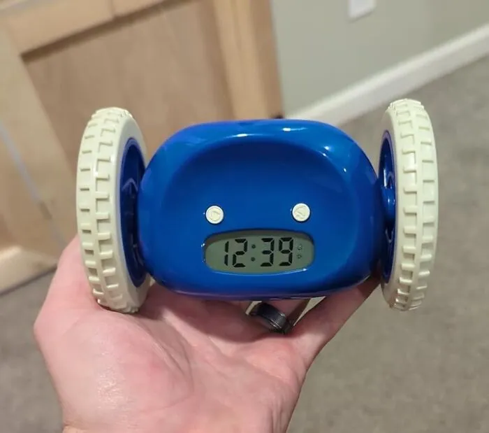 A <a Style="Display:inline;" Href="Https://Www.amazon.com/Clocky-Sleepers-Bedrooms-Vibrating-Energized/Dp/B000pwltna?ie=utf8&linkcode=ll1&tag=bpstarfish-20&linkid=c452ea9f8297e2a91db7cf4ab5d9ca86&language=en_us&ref_=as_li_ss_tl " Target="_blank"><span Style="Font: Inherit; Color: #d74b1f;"> Super Loud Alarm Clock On Wheels</Span> Will Have You Leaping Out Of Bed Like A Startled Gazelle, Ready To Conquer The Day