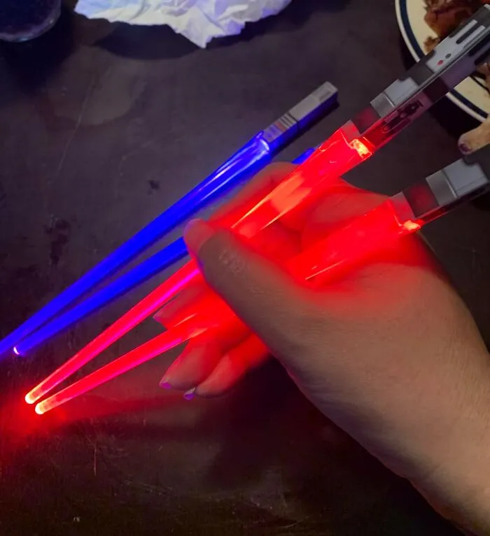 May The Forks Be With You! These <a Style="Display:inline;" Href="Https://Www.amazon.com/Chop-Sabers-Light-Lightsaber-Chopsticks/Dp/B01ca2hoz4?ie=utf8&th=1&linkcode=ll1&tag=bpstarfish-20&linkid=a2f1e986208fd8fd364b418c05149f56&language=en_us&ref_=as_li_ss_tl " Target="_blank"><span Style="Font: Inherit; Color: #d74b1f;"> Lightsaber Chopsticks</Span> Will Make Mealtime An Epic Battle Against Hunger