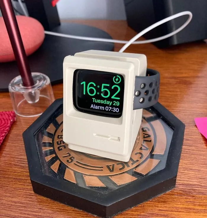 We All Love A Little Throwback Moment, And This <a Style="Display:inline;" Href="Https://Www.amazon.com/Elago-Nightstand-Original-Design-Pending/Dp/B01myne2bm?ie=utf8&th=1&linkcode=ll1&tag=bpstarfish-20&linkid=bf912e8edcc3bb29bb639b577c63b69f&language=en_us&ref_=as_li_ss_tl " Target="_blank"><span Style="Font: Inherit; Color: #d74b1f;"> Apple Watch Charger Stand</Span> Is All The Retro We Can Handle