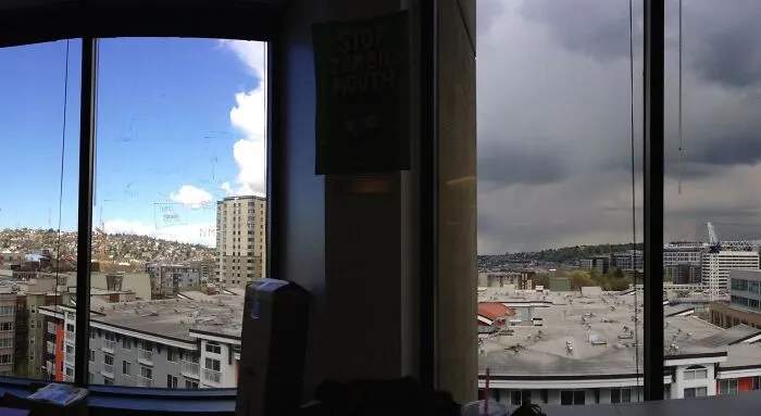 Hay tormenta en una de mis ventanas y hace buen tiempo en la otra. Las ventanas están una al lado de la otra