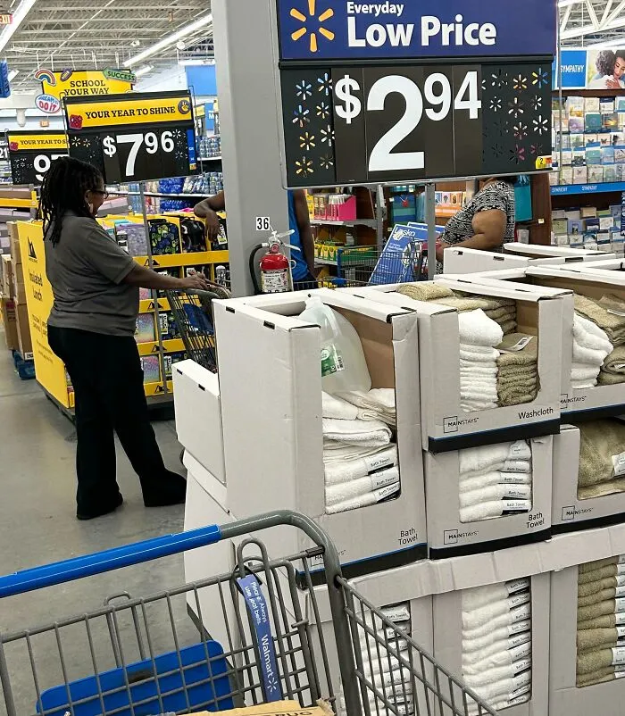 Son las 11, y ya se han hecho dos anuncios de cierre. Los clientes deciden parar y tener una reunión