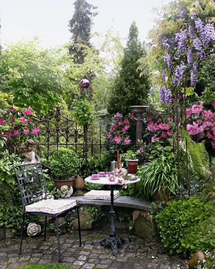 30 Heavenly Photos Of Gardens That Were Shared By This Instagram Account