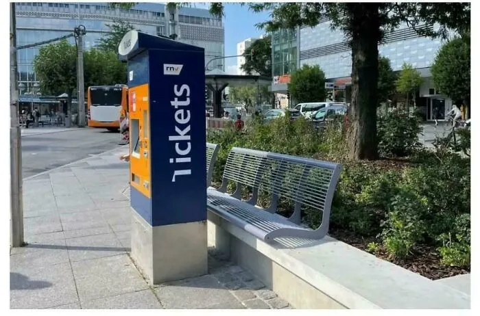 En Heidelberg, instalaron una nueva máquina expendedora de boletos justo frente a un banco