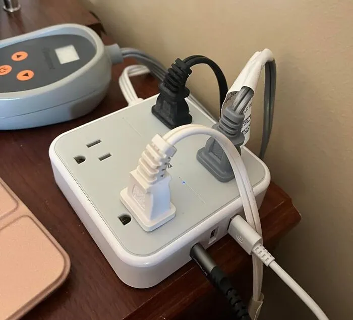 Back-To-School Dorm Life Hack: This <a Style="Display:inline;" Href="Https://Www.amazon.com/Tessan-Extension-Charger-Charging-Essentials/Dp/B0b5cngkrh?ie=utf8&linkcode=ll1&tag=bpcorgi-20&linkid=748d7d8dcb6006564561469f1955d2f4&language=en_us&ref_=as_li_ss_tl" Target="_blank">     <span Style="Font: Inherit; Color: #d74b1f;"> Flat Plug Surge Protector Power Strip</Span> Lets You Plug In All The Things (Even Behind That Awkwardly Placed Bed)