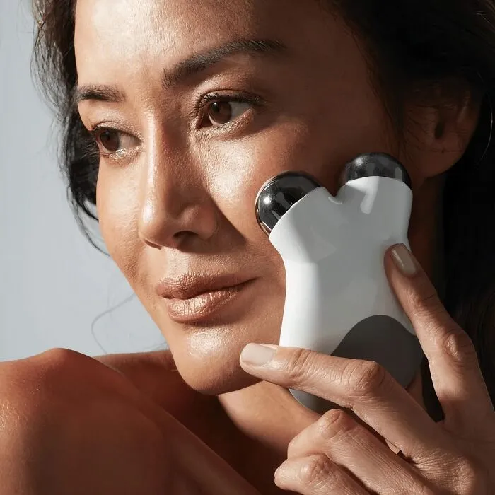 Want A Face That Screams "I Woke Up Like This"? This <a Style="Display:inline;" Href="Https://Www.amazon.com/Dp/B00jrw7qcc?asc_item-ID=amzn1.ideas.247q1xvscmocm&pf_rd_p=9add11f6-1223-4b01-8351-0dbbafa7d6e5&pf_rd_r=aqdb9wbhcfdb84xkwafj&pd_rd_wg=cqsrt&pd_rd_i=heuef&pd_rd_w=7euu5&content-ID=amzn1.sym.9add11f6-1223-4b01-8351-0dbbafa7d6e5&pd_rd_r=2dk2kxfnokuj80neixlj&linkcode=ll1&tag=bphedgehog-20&linkid=cfd0802db1b0844c254d28692dcc782b&language=en_us&ref_=as_li_ss_tl " Target="_blank">     <span Style="Font: Inherit; Color: #d74b1f;"> Nuface Mini Starter Kit</Span> Will Give You That Coveted "Just Had A Facelift" Glow, Minus The Surgery