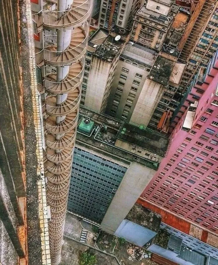 Una escalera de incendios en forma de espiral 