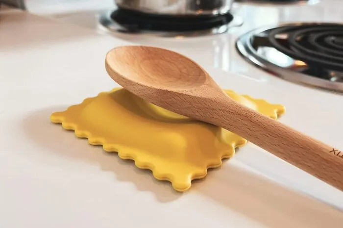 Your Spoons Will Be Feeling Saucy (And Your Countertops Will Be Spotless) Thanks To This Adorable <a Style="Display:inline;" Href=" Https://Www.amazon.com/Dp/B00qycbk48?ascsubtag=5898587%2c1%2c34%2cd%2c0%2c0%2c0%2c900%3a2%3b974%3a1%3b1125%3a2%3b1338%3a1%2c16552662%2c0%2c0%2cgoogle&btn_ref=srctok-8f5bd94885d43723&th=1&linkcode=ll1&tag=bplobster-20&linkid=0da68626123aba63d7d36ba65954e01f&language=en_us&ref_=as_li_ss_tl" Target="_blank">     <span Style="Font: Inherit; Color: #d74b1f;"> Ravioli Spoon Rest</Span>