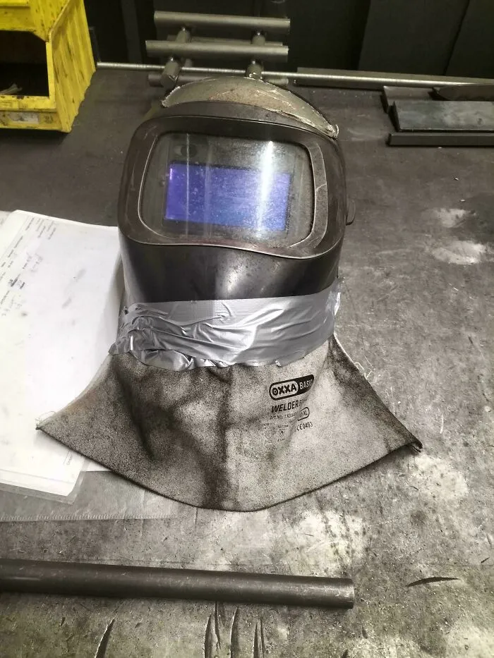 Se me quemaba el cuello así que le añadí un guante roto al casco y lo pegué con cinta adhesiva 