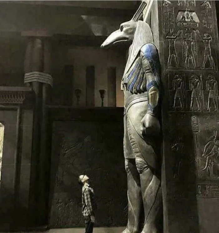 Una gran estatua de Anubis en exhibición
